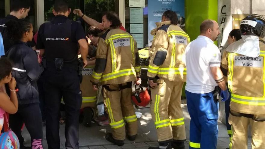 Dispositivo para liberar a la mujer atrapada en la sucursal de Gran Vía. // E. V.