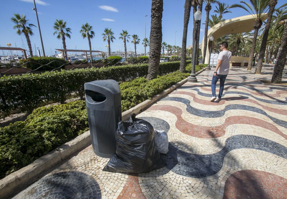 Teselas fuera de su sitio, suciedad, agujeros y grietas en el paseo de la Explanada