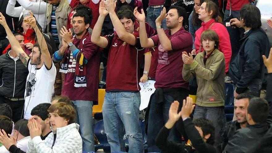 Varios aficionados del Pontevedra animan al equipo durante un partido. // Rafa Vázquez