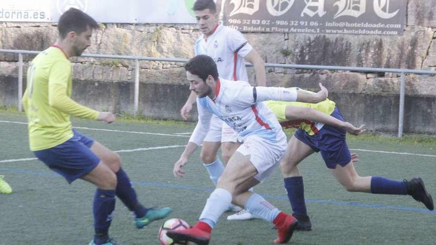 Un futbolista del Cruceiro trata de sortear a un jugador del Noalla. // Santos Álvarez