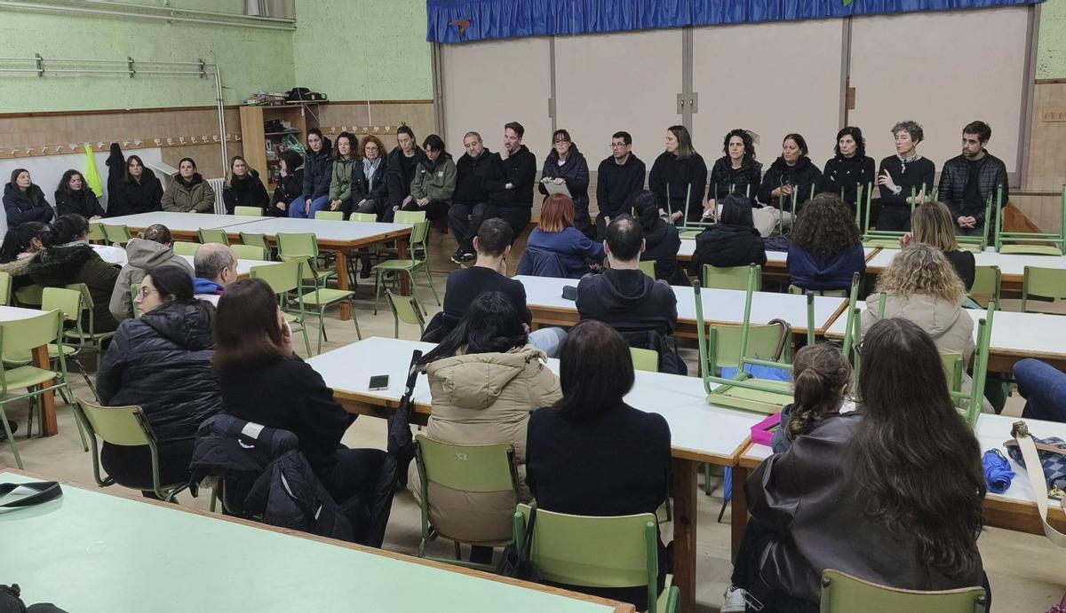 Asamblea abierta de profesorado celebrado ayer con familias en el colegio de Reibón en Moaña. | SANTOS ÁLVAREZ