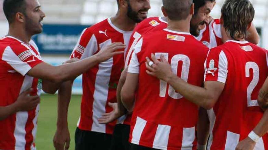 Los jugadores celebran un gol en el Ruta de la Plata.