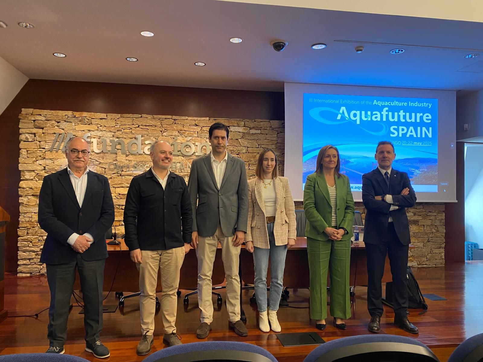 El programa de la III Edición de Aquafuture Spain fue presentado con un acto en la sede de Afundación Abanca al que asistieron: Patricia García, directora General de Pesca, Acuicultura e Innovacion; David Regades; secretario de Estado de Zona Franca De Vigo; Luisa Sanchez; vicepresidenta de la Deputación de Pontevedra; Arsenio Prieto, director del Recinto Ferial IFEVI; Javier Fraga, director de Abanca Mar; y Juan Lijó, director de Aquafuture Spain.