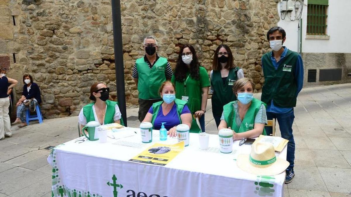 Miembros de la AECC en Plasencia, beneficiaria de un concierto, este sábado.