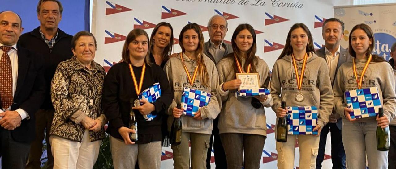 Las chicas del Club de Regatas, plata en La Coruña - La Nueva España