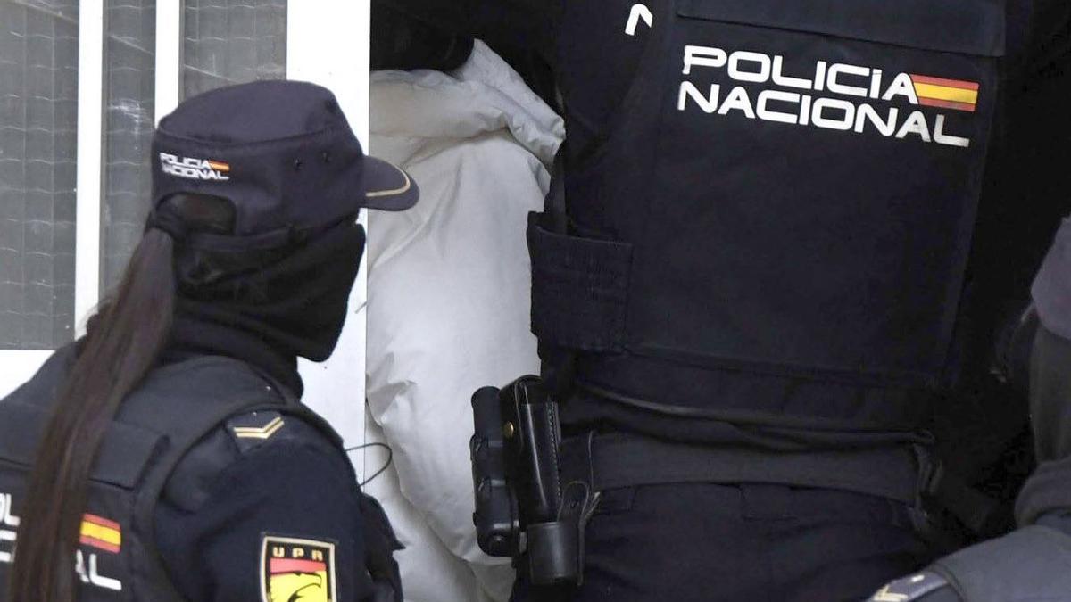 Agentes de la Policía Nacional, durante una operación (FOTO DE ARCHIVO).
