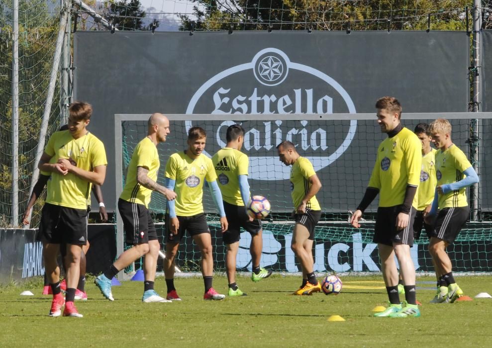 El entrenador argentino estuvo de buen humor y participó en los ejercicios junto a los jugadores en su último entrenamiento en A Madroa