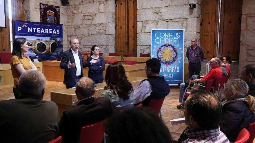 Reunión para explicar el plan de prevención de incendios en el salón de plenos. // D.P.