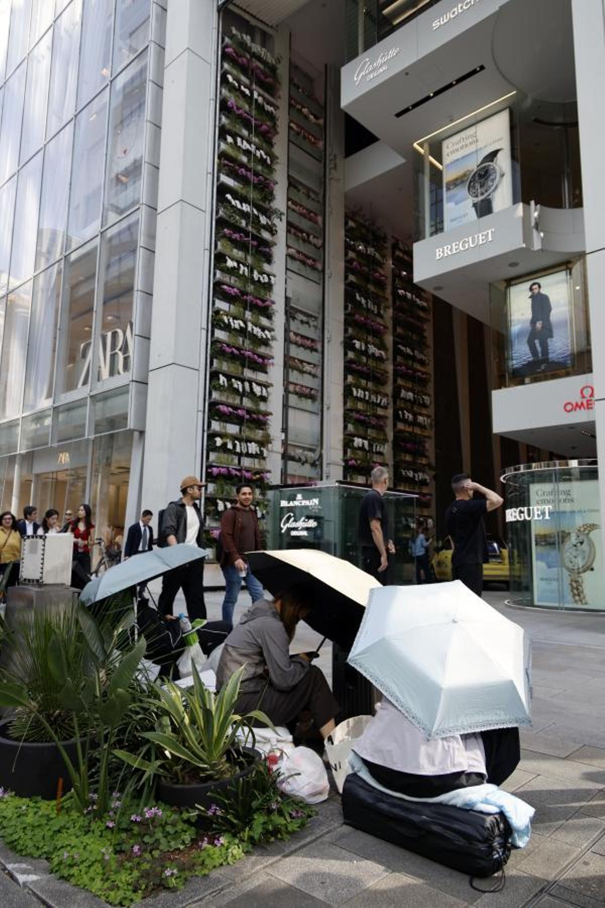 Más de 200 personas, algunas desde el 14 de mayo, esperan en el corazón del exclusivo distrito de Ginza, Tokio, para comprar la última colaboración de Swatch con la prestigiosa marca Audemars Piguet.