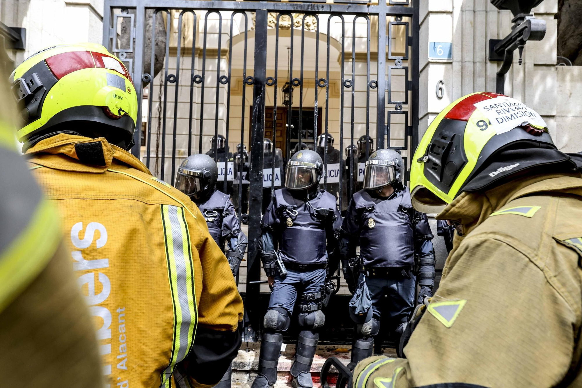 Protesta de los bomberos frente a la Diputación de Alicante