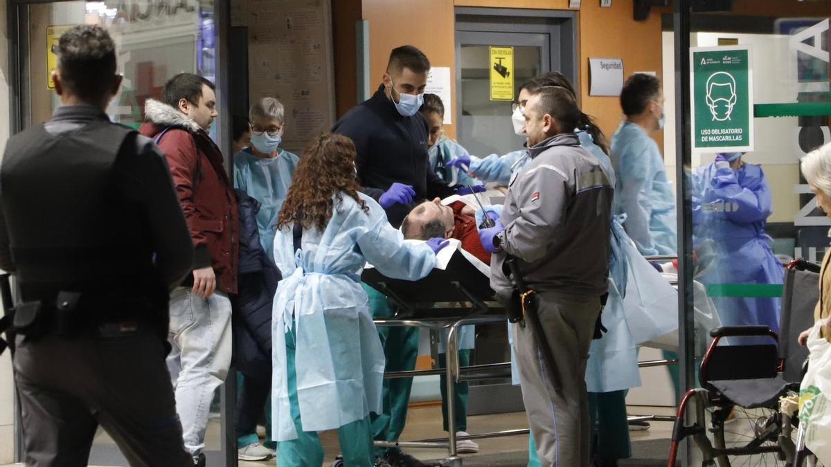 Heridos llegando a las Urgencias del Reina Sofía.