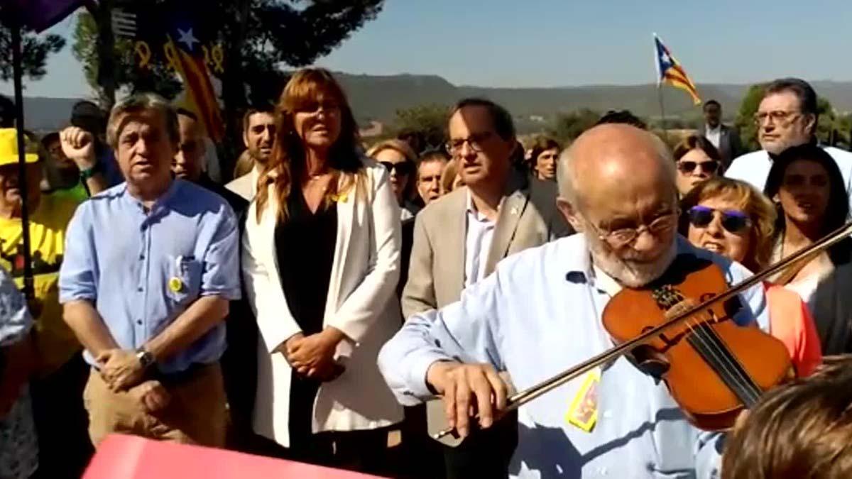 Quim Torra preside el canto del himno de Catalunya en un acto ante la cárcel de Lledoners.