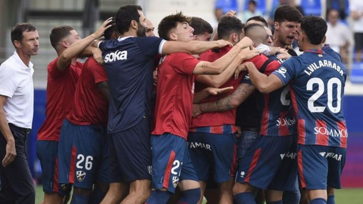 Los jugadores del Huesca se abrazan tras el gran gol de Sielva en el descuento.