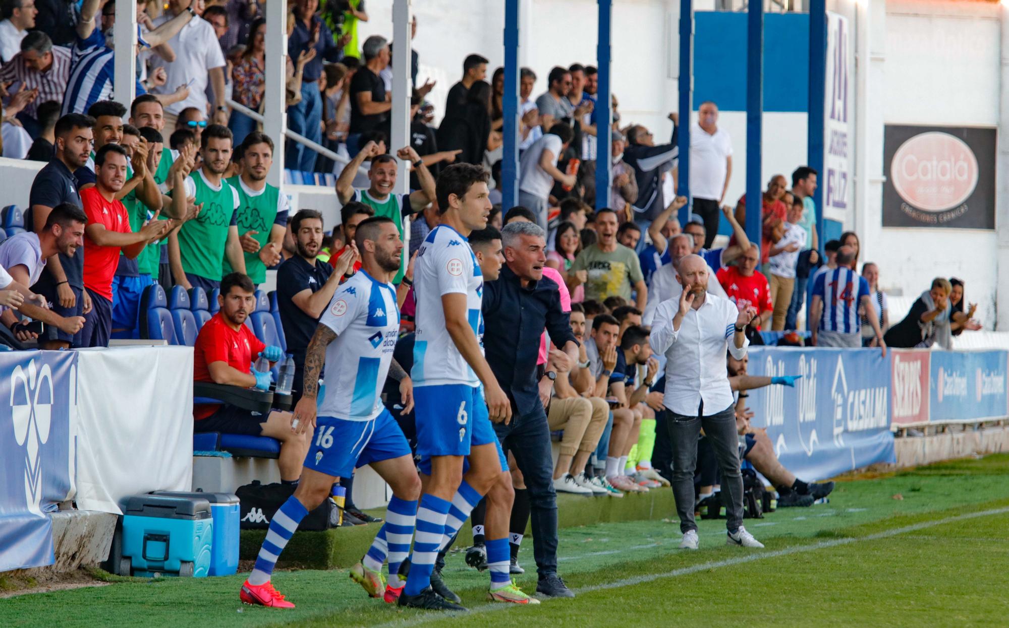 El Alcoyano salva un punto que puede saber a poco (2-2)