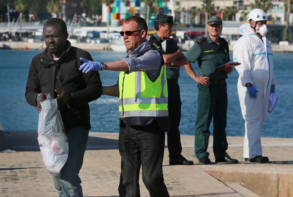 Llega una patera con medio centenar inmigrantes al puerto de Málaga