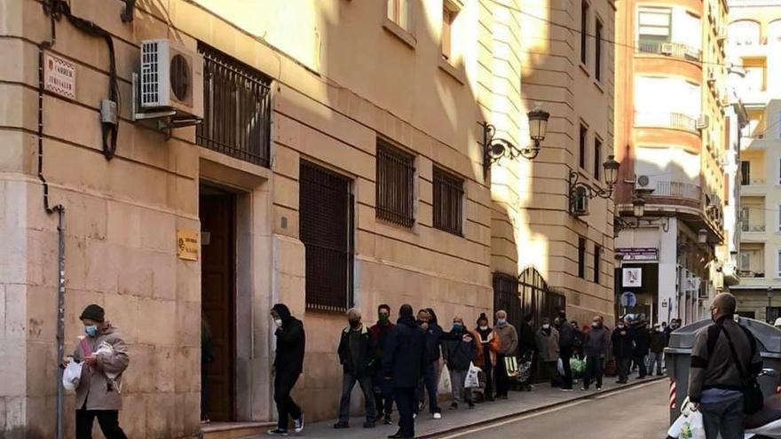 Colas ante el local de Cáritas de la parroquia de Nuestra Señora de Gracia, hoy