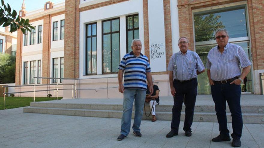 El presidente de la Asociación de Vecinos de Huelin, junto a algunos de los miembros de su consejo a las puertas del Museo Ruso, en la antigua Tabacalera.