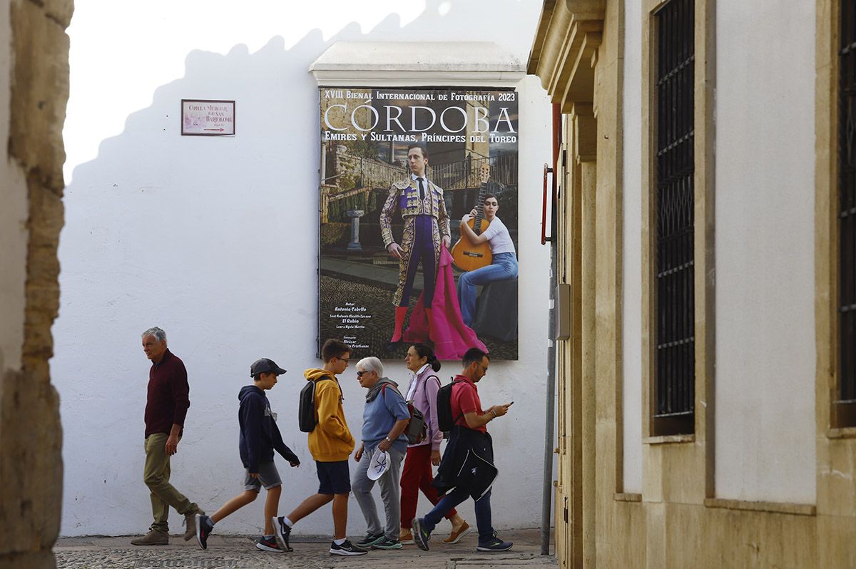 Exposición de Antonio Cabello en la fachada del Museo Taurino