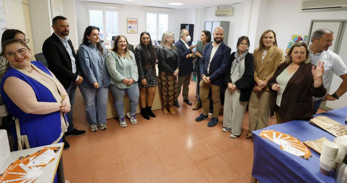 La técnica Marina Vega con mujeres del Programa Calí. |  G. S.