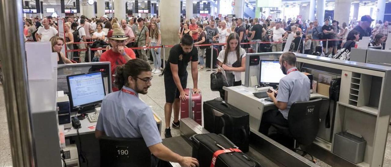 La medida de Madrid castiga los viajes en grupo de los residentes isleños.