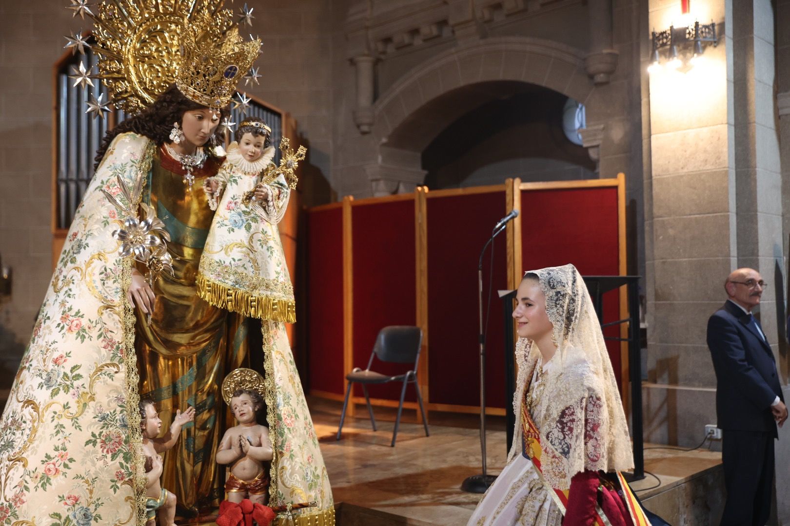 El Besamanos a la Virgen se remata con Carmen, Nerea y las cortes