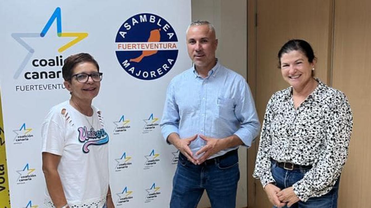 De izquierda a derecha, Victoria Cerdeña, David Alberto y Luci Ruiz, ediles de  CC en Antigua.