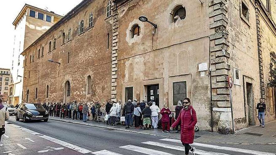 Cola para recibir alimentos en el convento dels Caputxins el pasado año.