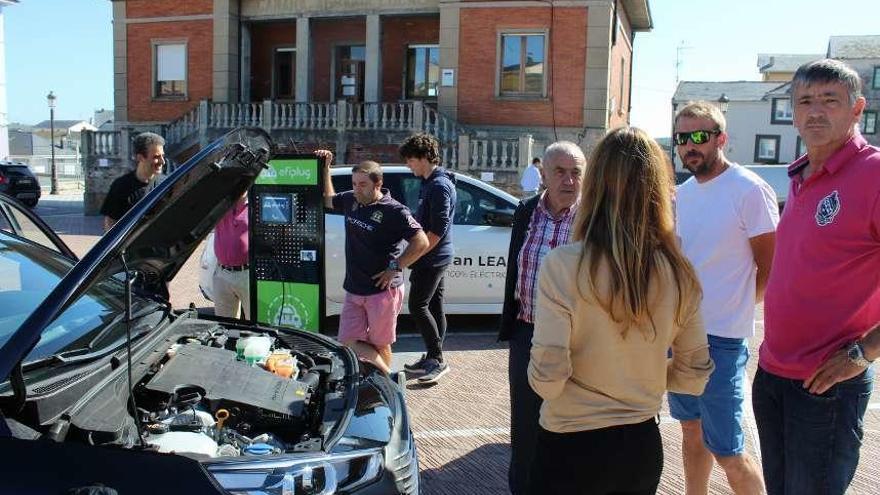 Un grupo de vecinos, ayer en la plaza de Campogrande, interesándose por los vehículos eléctricos.