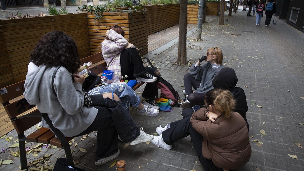 El 8,8% de los adolescentes dicen tener ganas de morirse, en la foto un grupo de adolescentes a la puerta de un Instituto.