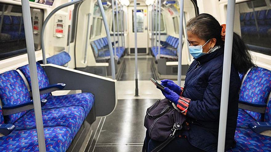 Una mujer viaja en un vagón de metro vacío, ayer, en Londres.