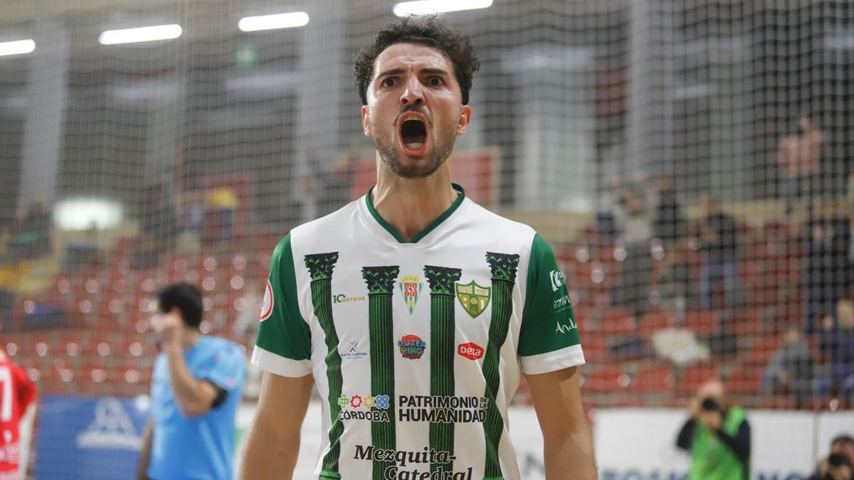 Zequi celebra un gol en su etapa en el Córdoba Futsal.