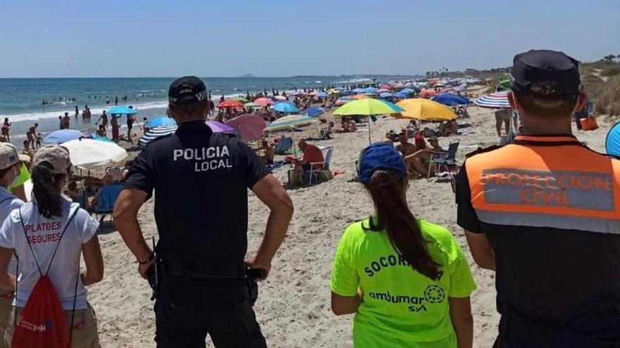 Cierran tres playas de Pilar de la Horadada por exceso de aforo