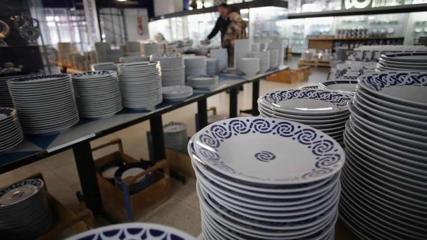 Sargadelos cierra su fábrica en Cervo y mantiene en vilo la de Sada