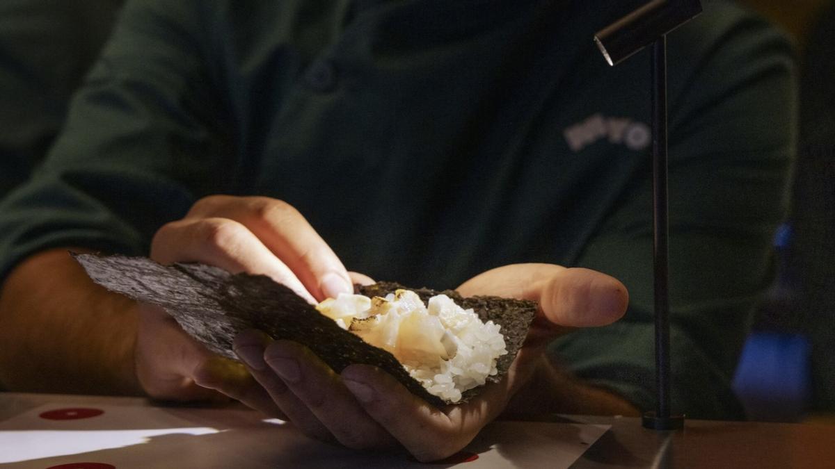 Un cocinero prepara un 'hand roll' en Myo.