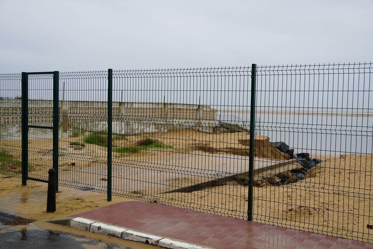 Estado de la zona del colector en El Portil y de la playa.
