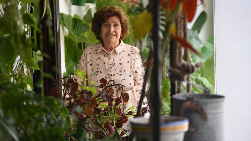 «Mi madre nos ponía las manos atrás para que olíeramos las flores sin tocarlas»