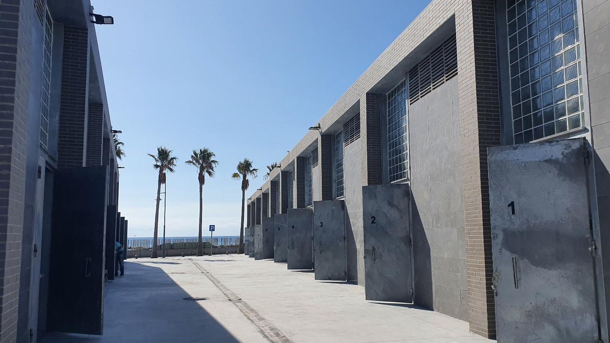 El proyecto se desarrolla en dos edificios donde se distribuyen los 16 cuartos de armadores, con planta baja y entreplanta, todos ellos de igual superficie