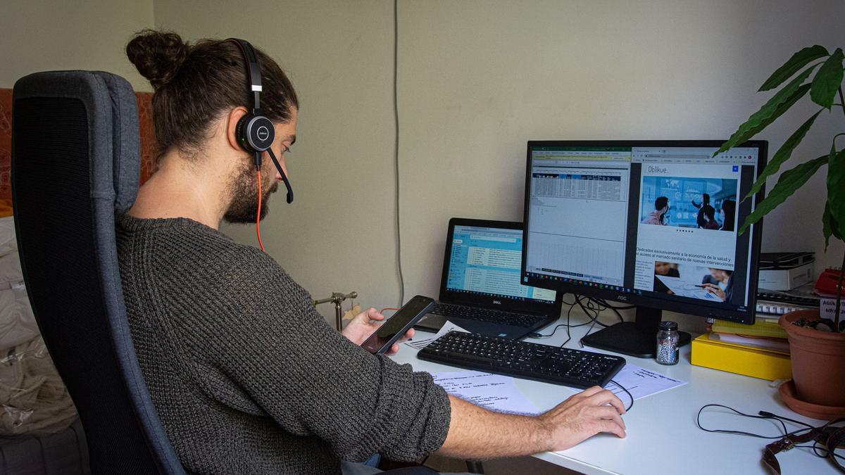 Barcelona 21/09/2020 Economía.
Teletrabajo.
Alexis Pérez es un jóven de 31 años que teletrabaja para una consultora farmacéutica, desde la habitación de invitados de su casa.
AUTOR: MANU MITRU