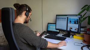Barcelona 21/09/2020 Economía.Teletrabajo.Alexis Pérez es un jóven de 31 años que teletrabaja para una consultora farmacéutica, desde la habitación de invitados de su casa.AUTOR: MANU MITRU