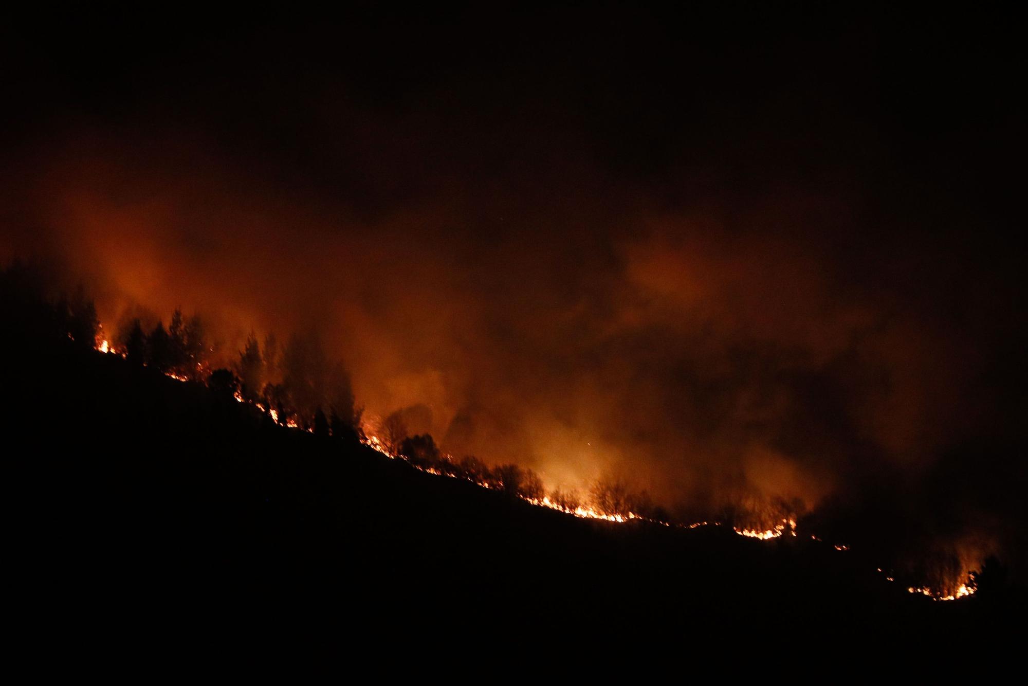 El viento alimenta la primera ola de incendios del año en Galicia en Baleira