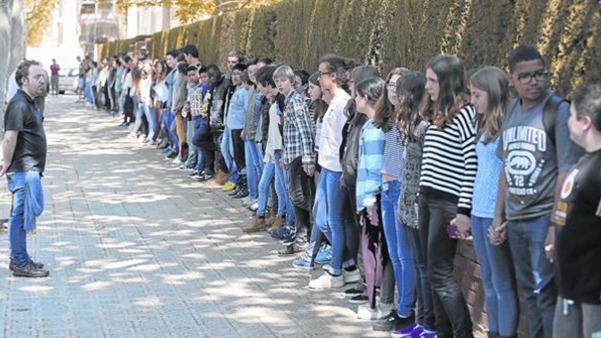 En silencio 8 Alumnos del instituto Icària de Barcelona forman una cadena humana alrededor del centro por los hechos del Joan Fuster, el martes.