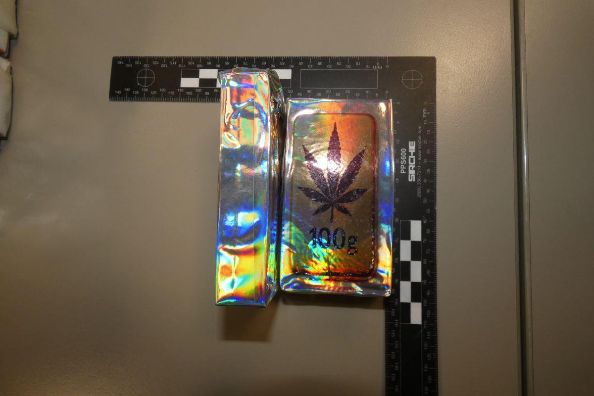 Les fotos de l'haixix que dos homes transportaven en un cotxe a Riudellots de la Selva