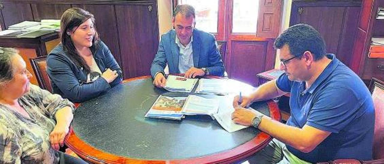 Firma del convenio entre el Concello y la Federación de Autismo de Galicia.