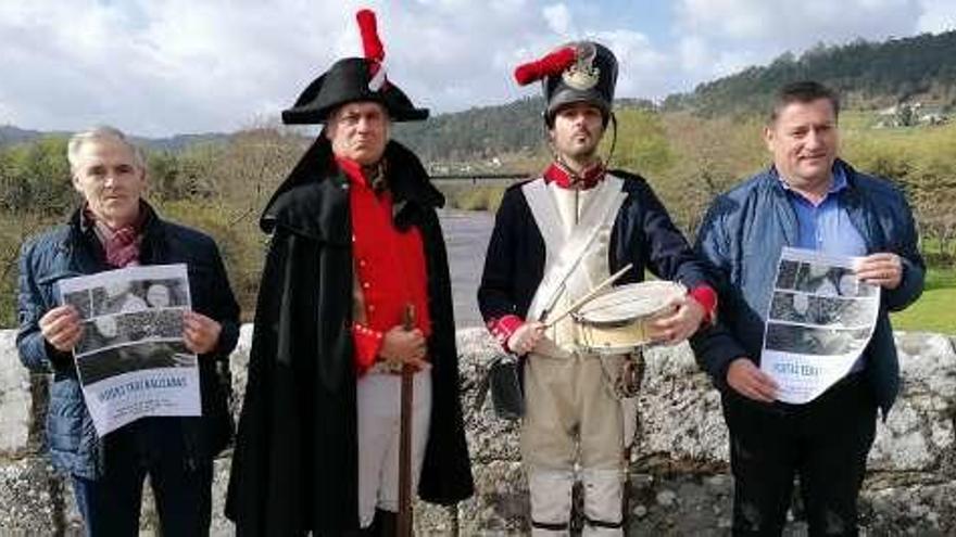 Los actores, en el puente, con los alcaldes de ambas orillas.