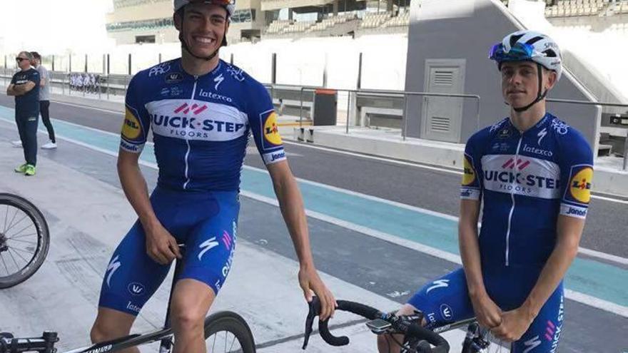 Enric Mas, a la izquierda, ayer en el circuito de Yas Marina.