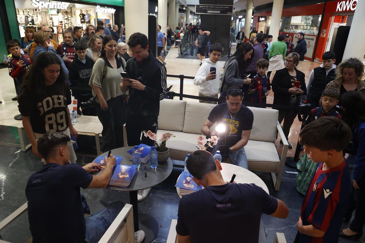 La firma de autógrafos generó expectación entre la afición del Levante
