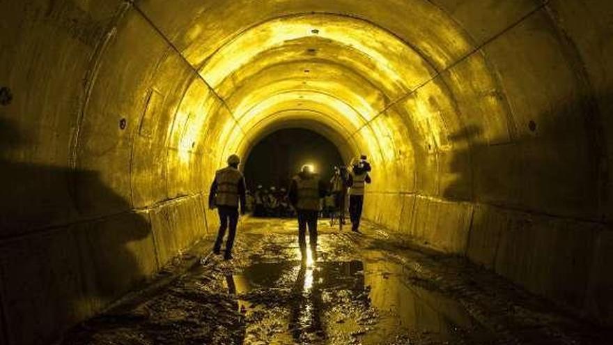 Galería de evacuación entre tubos en el túnel de Bolaños, durante la fase de obras. // Brais Lorenzo