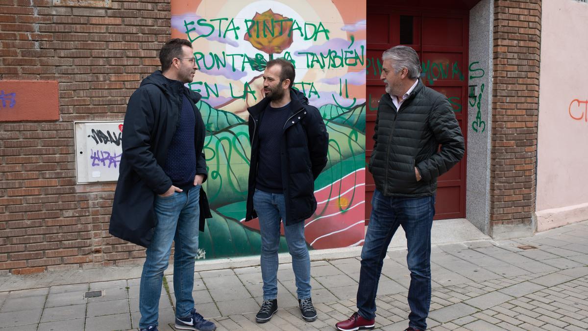 Iñaki Gómez, David Gago y Eduardo Rodríguez, junto a las pintadas en la sede del PSOE.