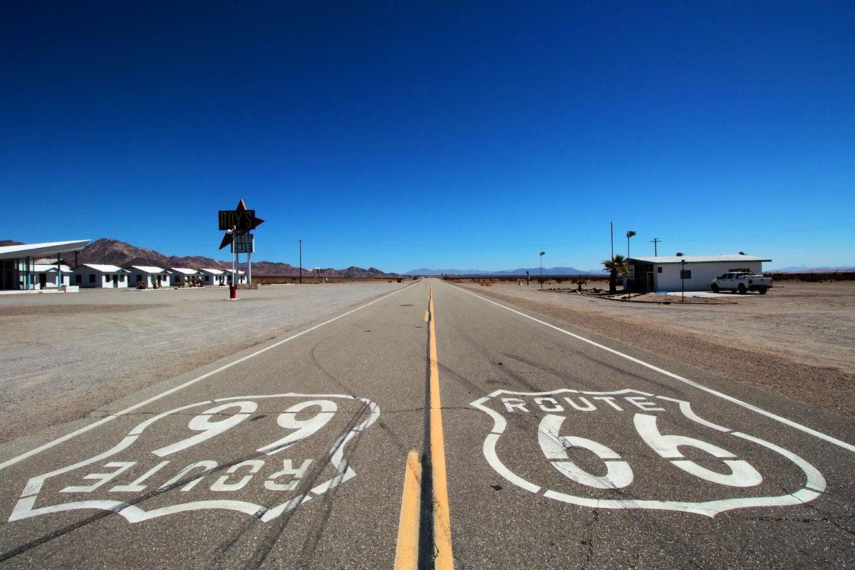 ¿Qué viajero no ha pensado alguna vez en recorrer en coche o en moto la mítica Ruta 66 de los Estados Unidos?  Carretera y manta...eso es lo que haríamos con nuestro Gordo, recorriendo algunos de los lugares más auténticos de América.