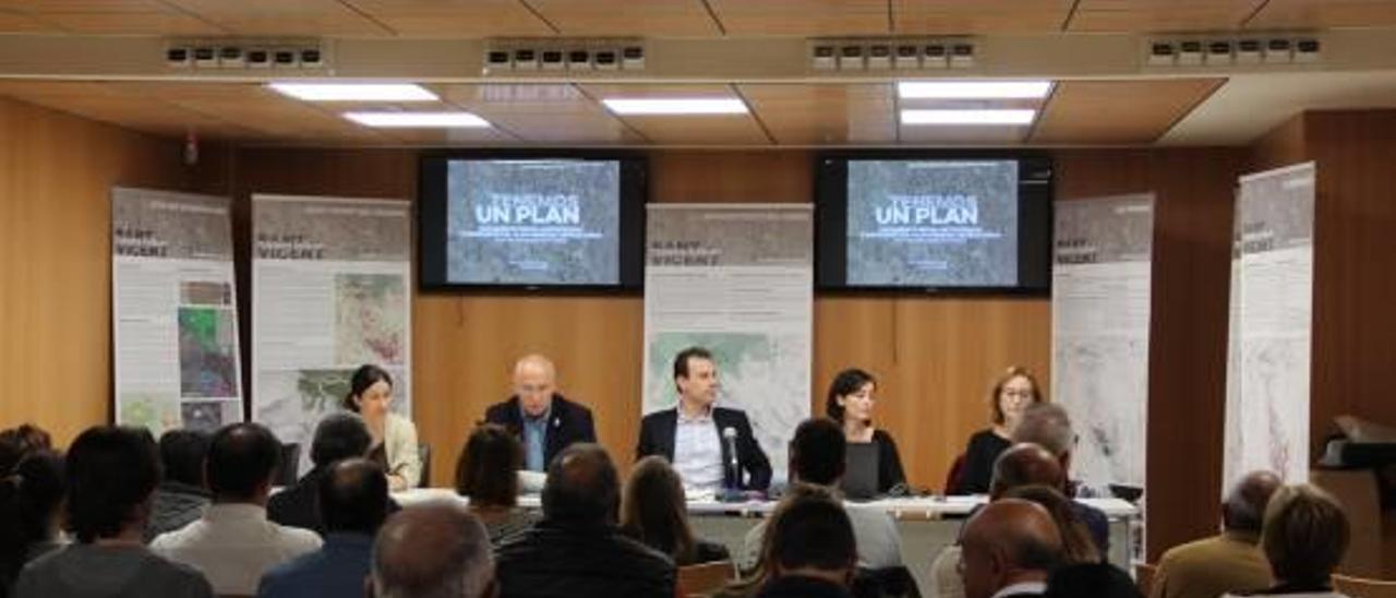 Presentación del borrador del Plan Estructural con el alcalde y la edil de Urbanismo.